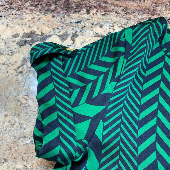 Michael Kors Size 6 Blue and Green Geometric Design Satin Short Sleeve Blouse - Picture 12 of 16